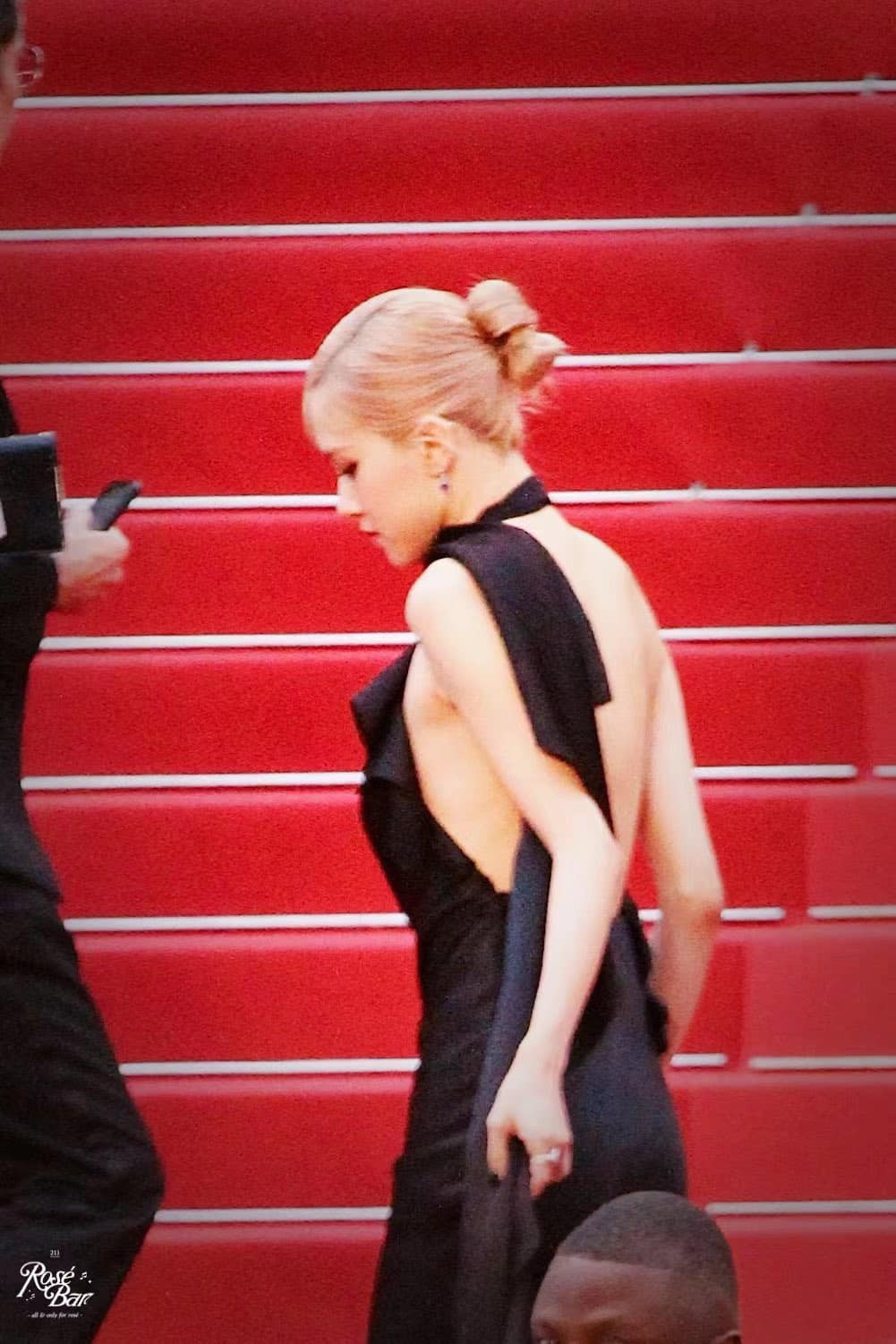 Rosé (BLACKPINK) gây sốt với vibe 'nàng thơ điện ảnh', chiếm trọn spotlight tại thảm đỏ Cannes 76 - Ảnh 5