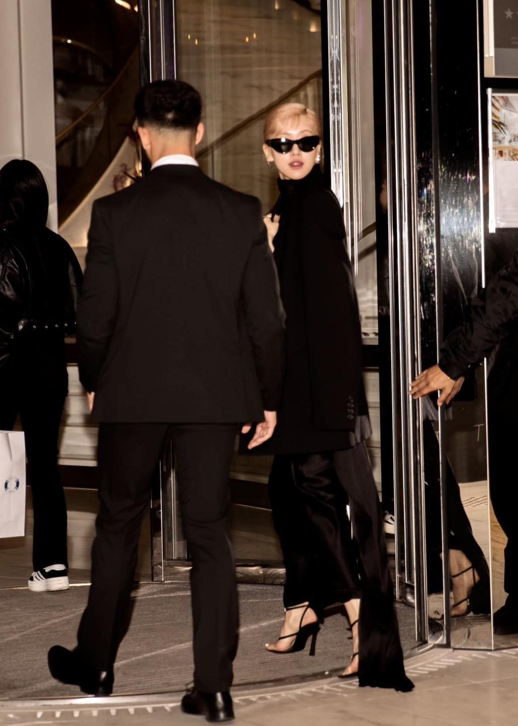 Khoảnh khắc xuất thần: Rosé tựa như ngôi sao Hollywood thập niên 80 trong bức ảnh paparazzi săn được ở khách sạn hậu LHP Cannes. Ảnh: Getty Images