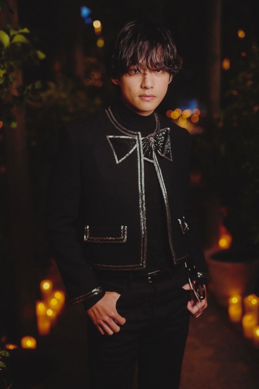 V (BTS) bảnh bao tại Cannes. Mỹ nam 'đẹp trai nhất thế giới' diện trang phục năm trong bộ sưu tập thời trang nam Thu/Đông 2023 của Celine.