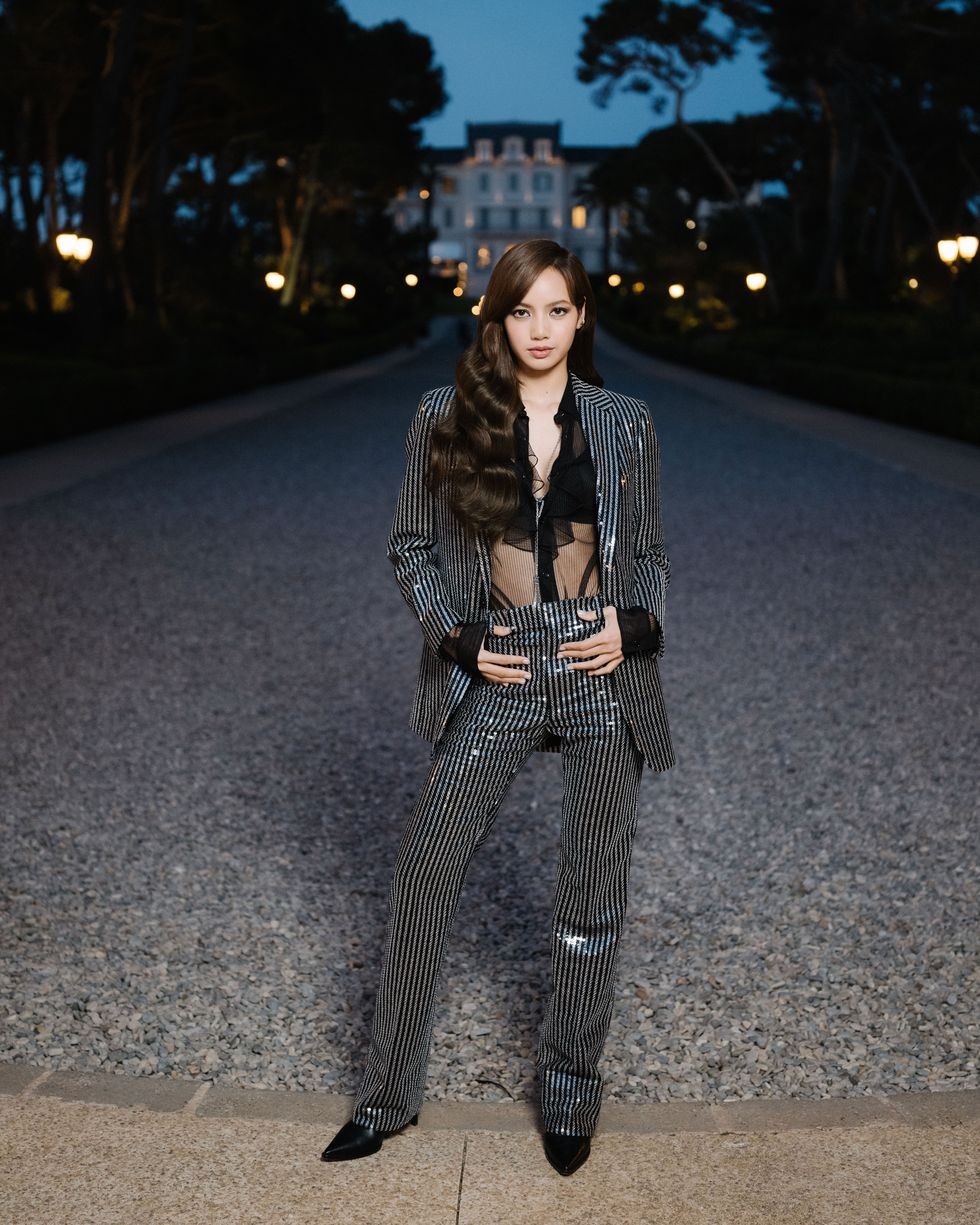 Trong khi đó, Lisa khiến dân tình phát sốt với khả năng 'cân' mọi trang phục. Nàng mỹ nhân đình đám diện outfit menswear của Celine với cách phối đồ và biến tấu đỉnh cao khiến bất cứ ai cũng phải trầm trồ