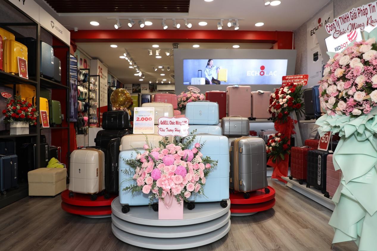 Không gian trưng bày sản phẩm vali đến từ các thương hiệu nổi tiếng trên thế giới của LUG.vn
