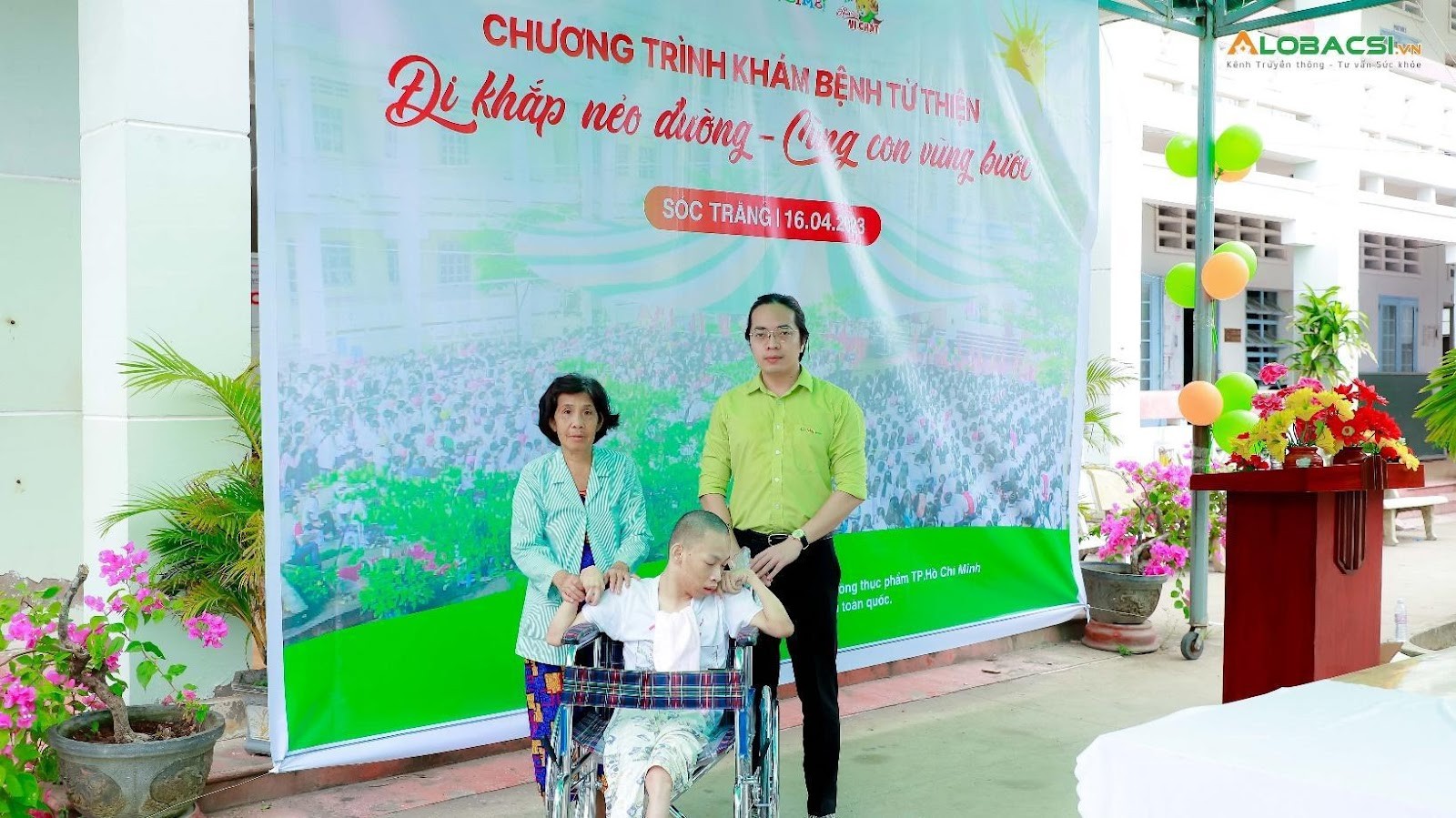 Chiếc xe lăn Fitobimbi - Delap trao tặng giúp bé Võ Ngọc Huy bị bại não để em di chuyển nhiều hơn, được nhìn thấy một cuộc sống mới, đầy đủ sắc màu hơn