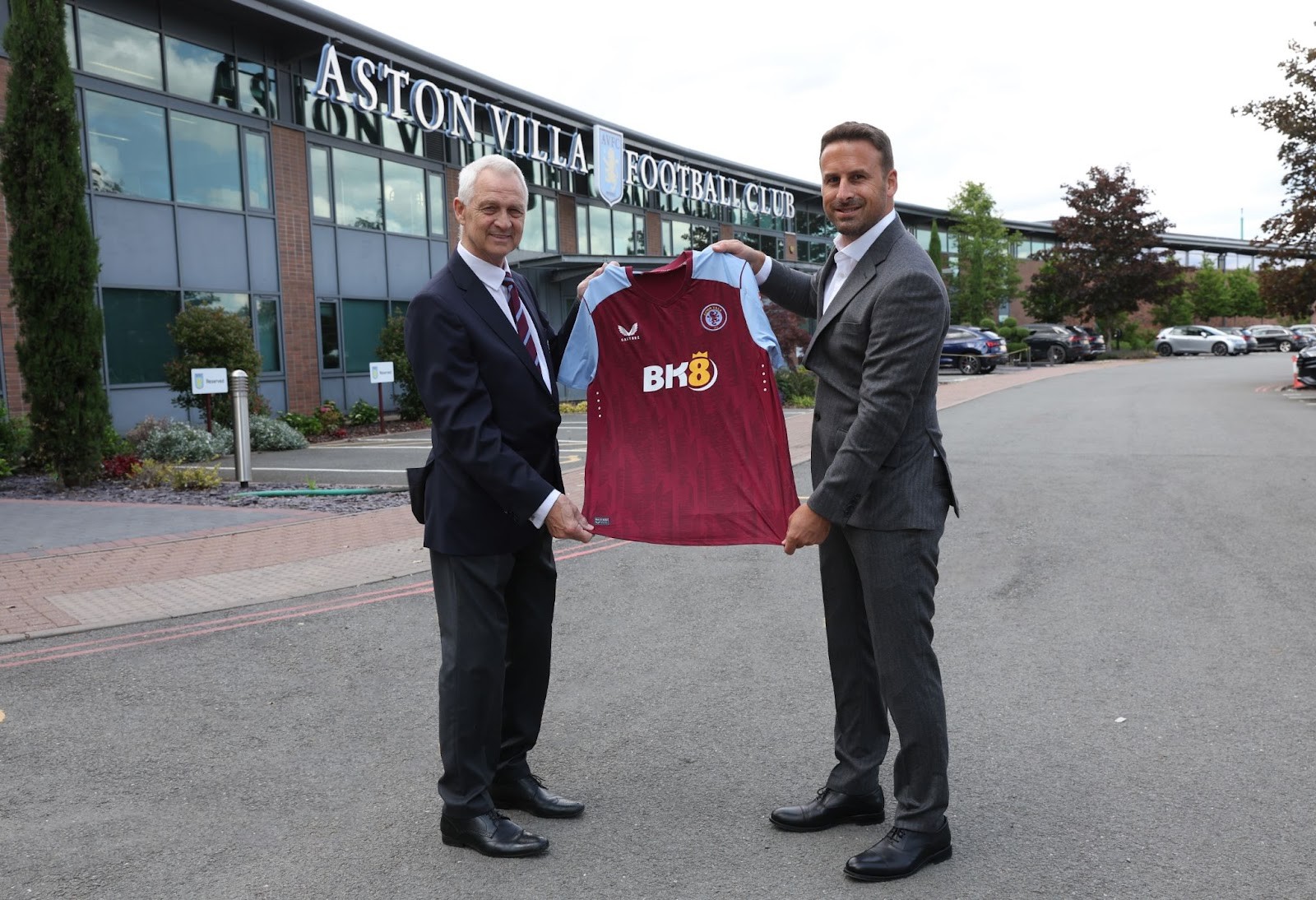 Nhà tài trợ áo thi đấu chụp ảnh cùng chủ tịch Aston Villa Nhà tài trợ áo thi đấu chụp ảnh cùng chủ tịch Aston Villa