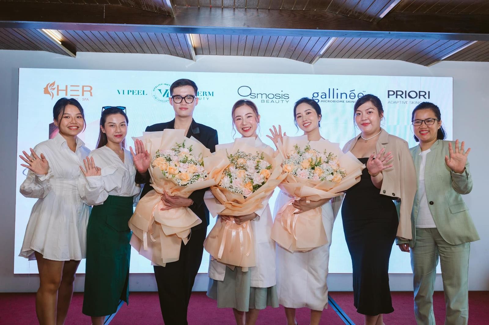 Bác sĩ Châu Thi (đứng ở giữa) tham gia workshop chia sẻ với vai trò diễn giả chia sẻ về chủ đề trẻ hóa làn da