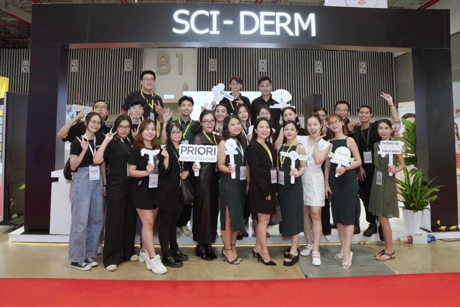 Bác sĩ Châu Thi (người mặc váy trắng) cùng đồng nghiệp chúc mừng buổi hội thảo diễn ra thành công 