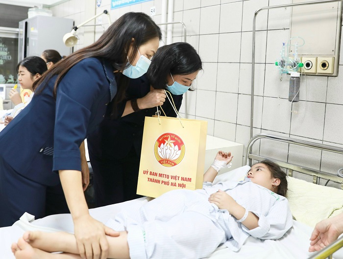 Phó Bí thư Thường trực Thành ủy Nguyễn Thị Tuyến trao quà cho bệnh nhi đang điều trị tại Bệnh viện Bạch Mai Phó Bí thư Thường trực Thành ủy Nguyễn Thị Tuyến trao quà cho bệnh nhi đang điều trị tại Bệnh viện Bạch Mai
