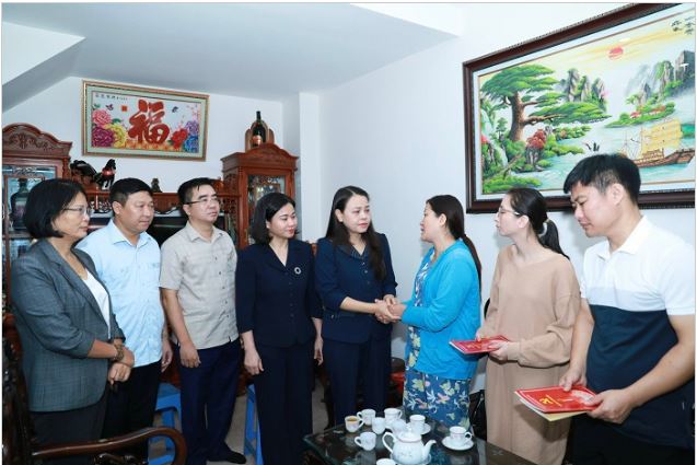 Phó Bí thư Thường trực Thành ủy Nguyễn Thị Tuyến và đoàn thăm hỏi, động viên các nạn nhân vụ cháy Phó Bí thư Thường trực Thành ủy Nguyễn Thị Tuyến và đoàn thăm hỏi, động viên các nạn nhân vụ cháy