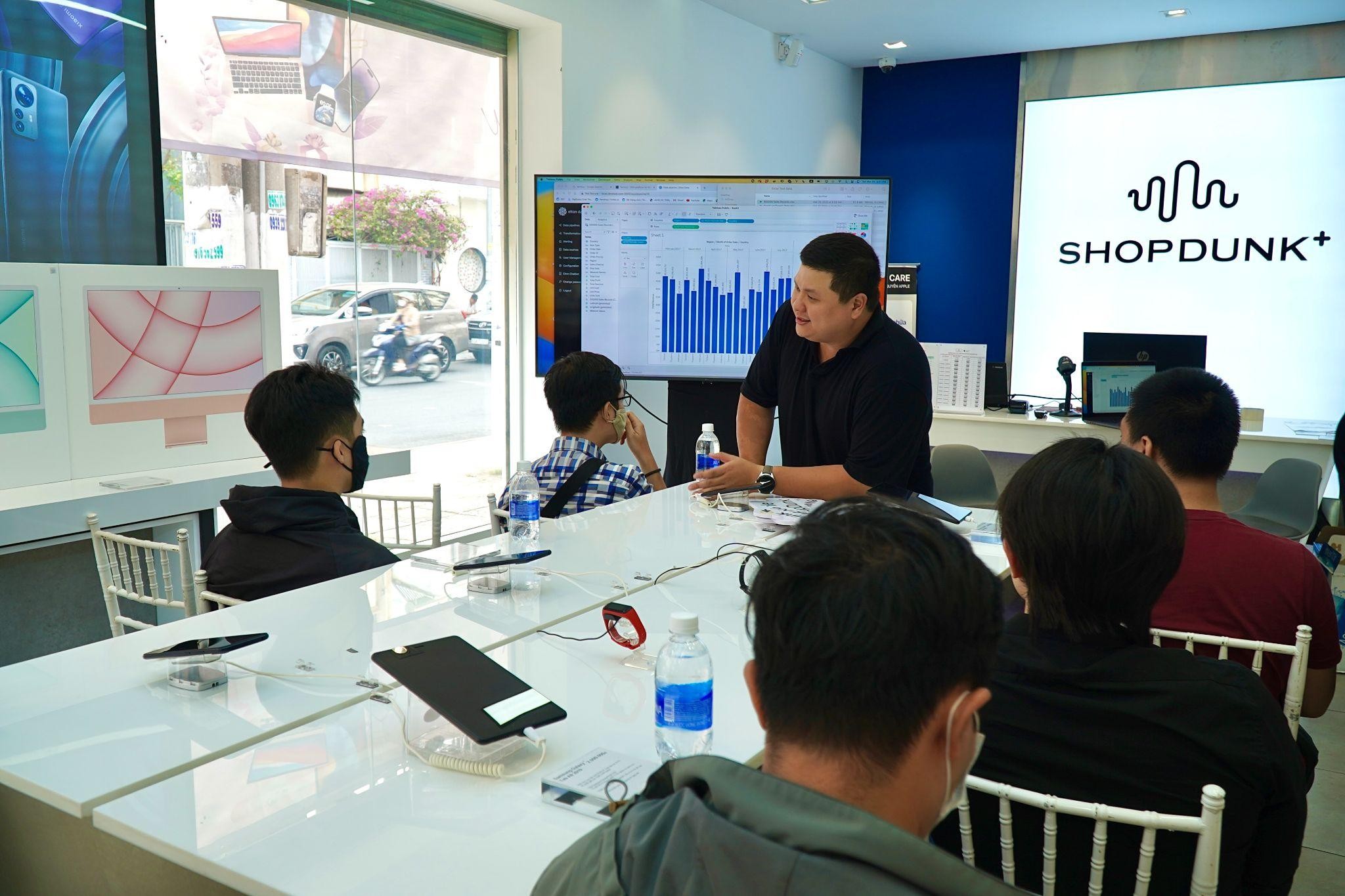 Không chỉ cung cấp sản phẩm, ShopDunk còn tổ chức các buổi Workshop hữu ích cho khách hàng