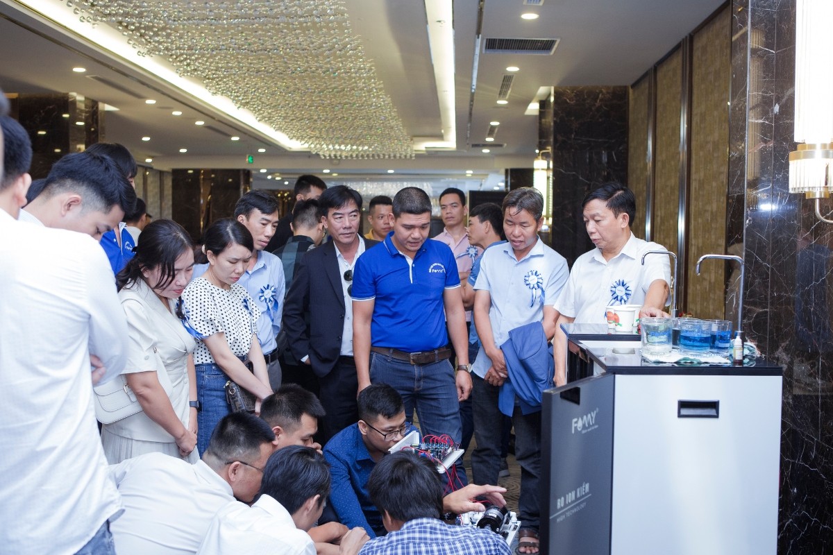 Khách mời trải nghiệm trực tiếp máy lọc nước RO ion kiềm Famy