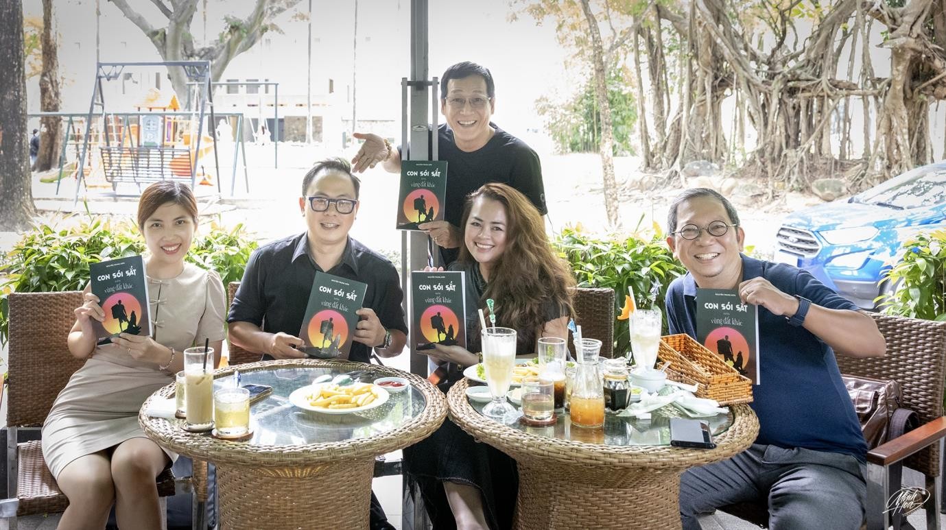 Tác giả - KTS Nguyễn Trung Kiên tại buổi gặp gỡ, ký tặng sách cho các độc giả Tác giả - KTS Nguyễn Trung Kiên tại buổi gặp gỡ, ký tặng sách cho các độc giả