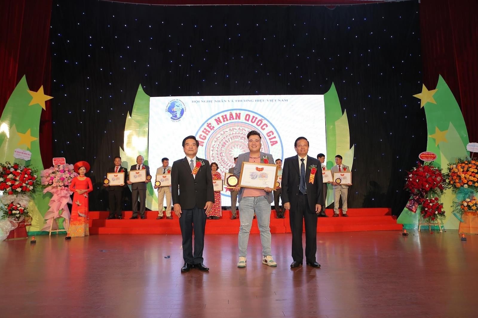 Nghệ Nhân Quốc Gia Ngô Xuân Chinh: Đam mê “thổi hồn” vào đồ gỗ mỹ nghệ - Ảnh 2