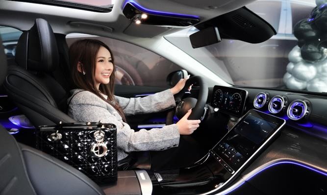 Chồng doanh nhân tặng món quà kỉ niệm Chồng doanh nhân tặng món quà kỉ niệm