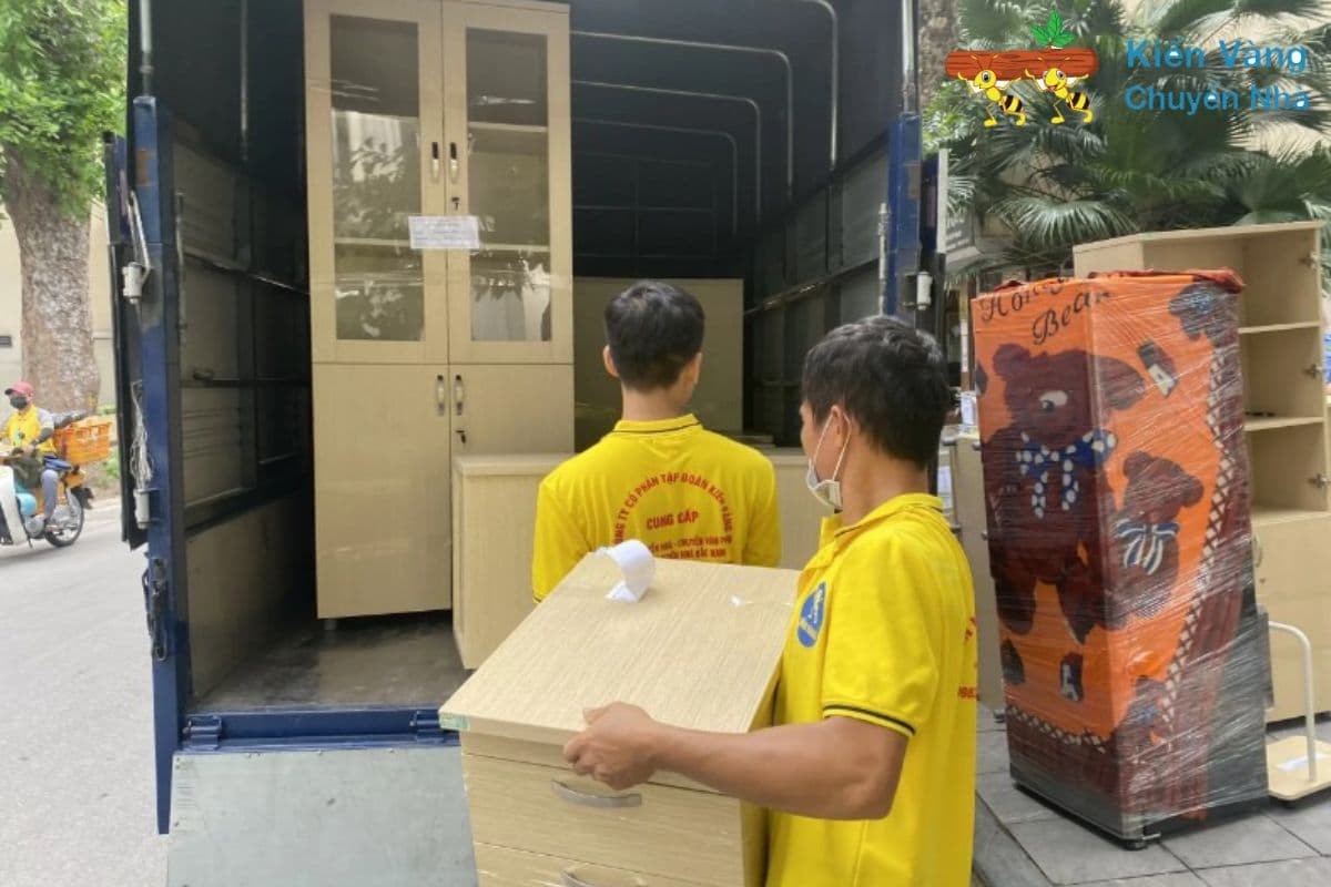 Nhân viên Kiến Vàng đang xếp hàng hóa lên xe tải Nhân viên Kiến Vàng đang xếp hàng hóa lên xe tải