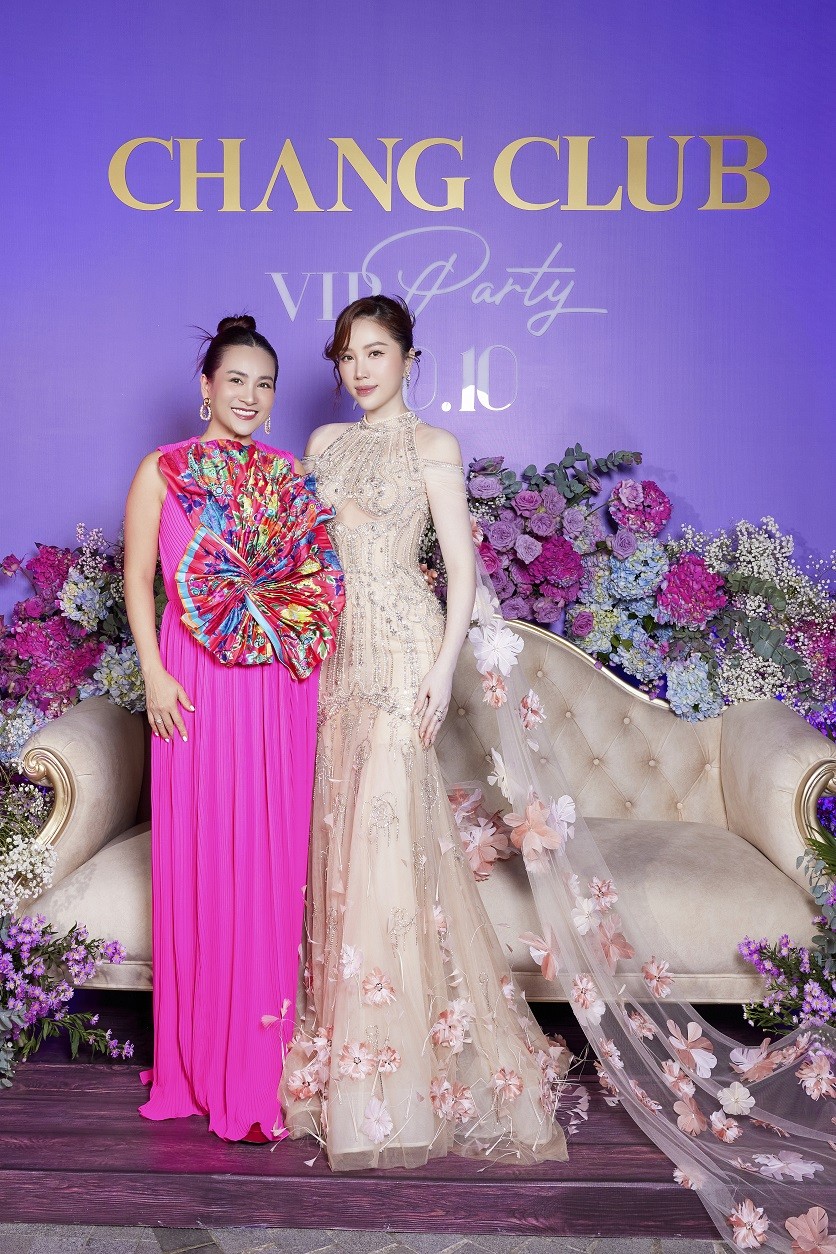 Đàm Vĩnh Hưng hát live cực sung trong tiệc VIP của vợ diễn viên Chi Bảo - Ảnh 3