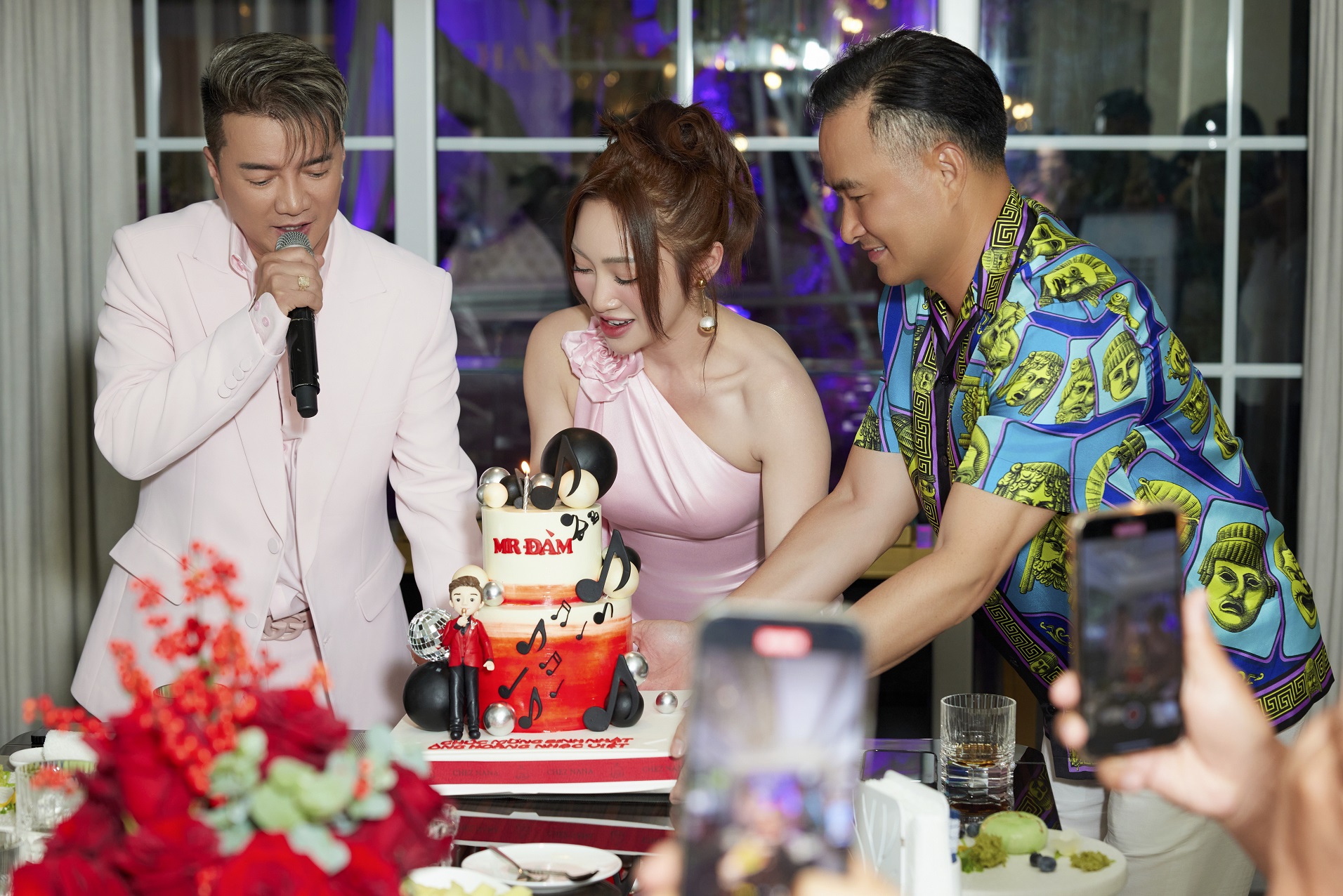 Video: Đàm Vĩnh Hưng hát nhảy cực sung giữa dàn mỹ nhân  - Ảnh 2