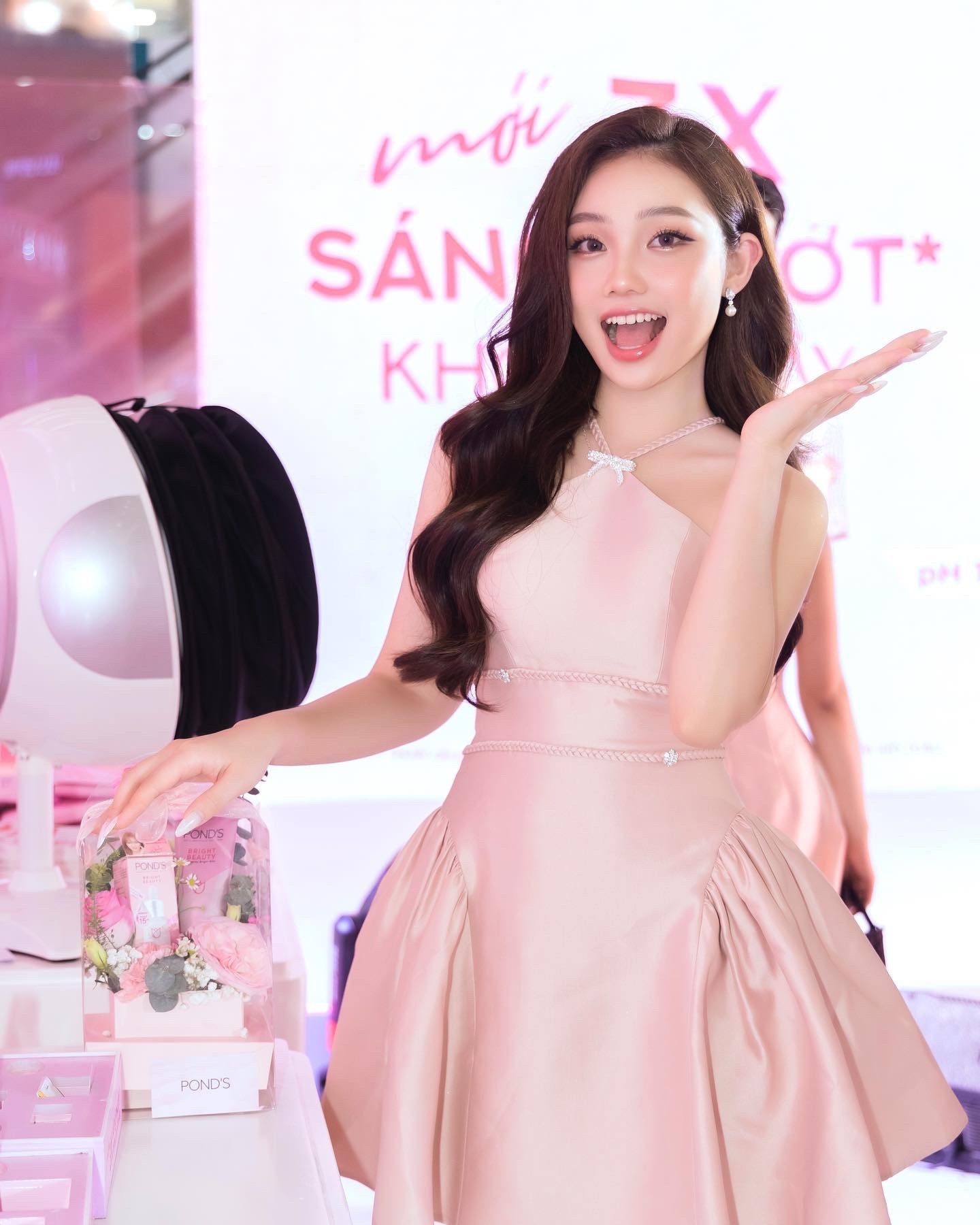 Thuỷ Sophia sở hữu nhan sắc xinh đẹp và cách nói chuyện tự nhiên, thu hút.