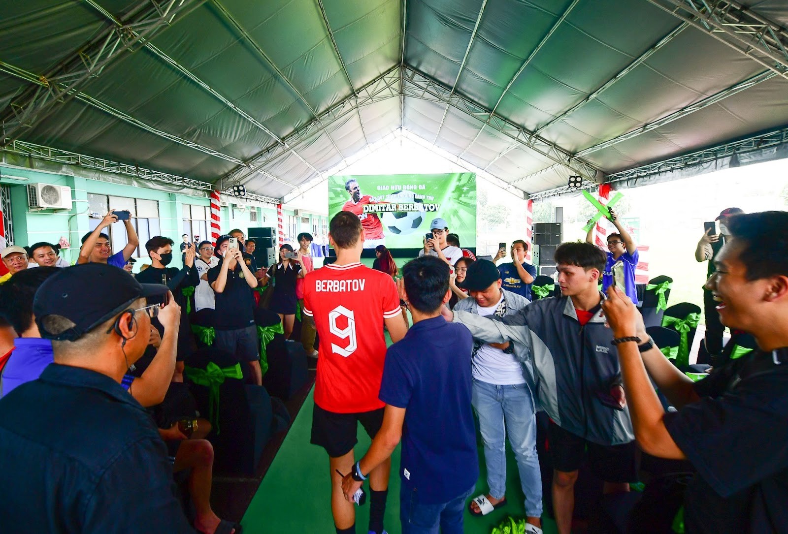 Gây quỹ từ thiện cùng danh thủ Dimitar Berbatov - Ảnh 1