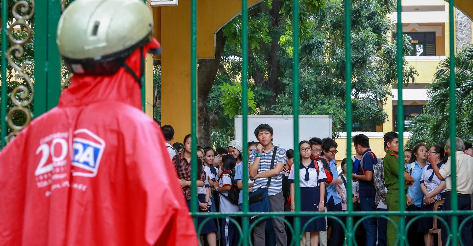 Hình ảnh phụ huynh chờ con trước các trường thi - “đồng hành cùng con không phải việc dễ dàng”