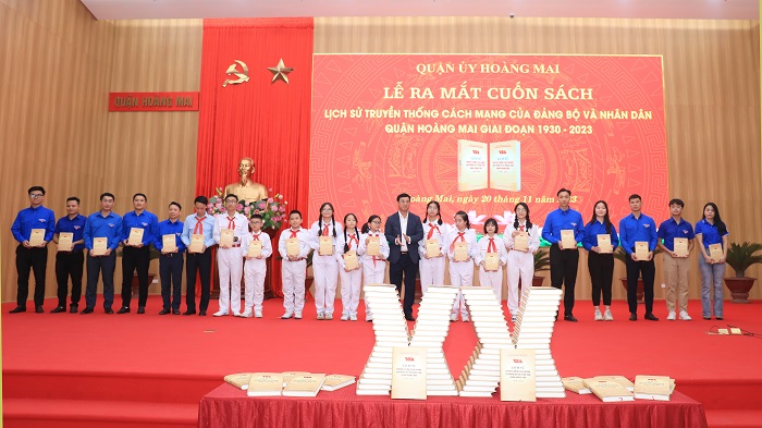 Chủ tịch UBND quận Hoàng Mai Nguyễn Minh Tâm trao tặng sách cho Bí thư Đoàn các phường và các em học sinh Chủ tịch UBND quận Hoàng Mai Nguyễn Minh Tâm trao tặng sách cho Bí thư Đoàn các phường và các em học sinh