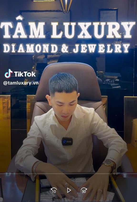 Anh chia sẻ chi tiết về các sản phẩm của mình trên kênh tiktok Anh chia sẻ chi tiết về các sản phẩm của mình trên kênh tiktok