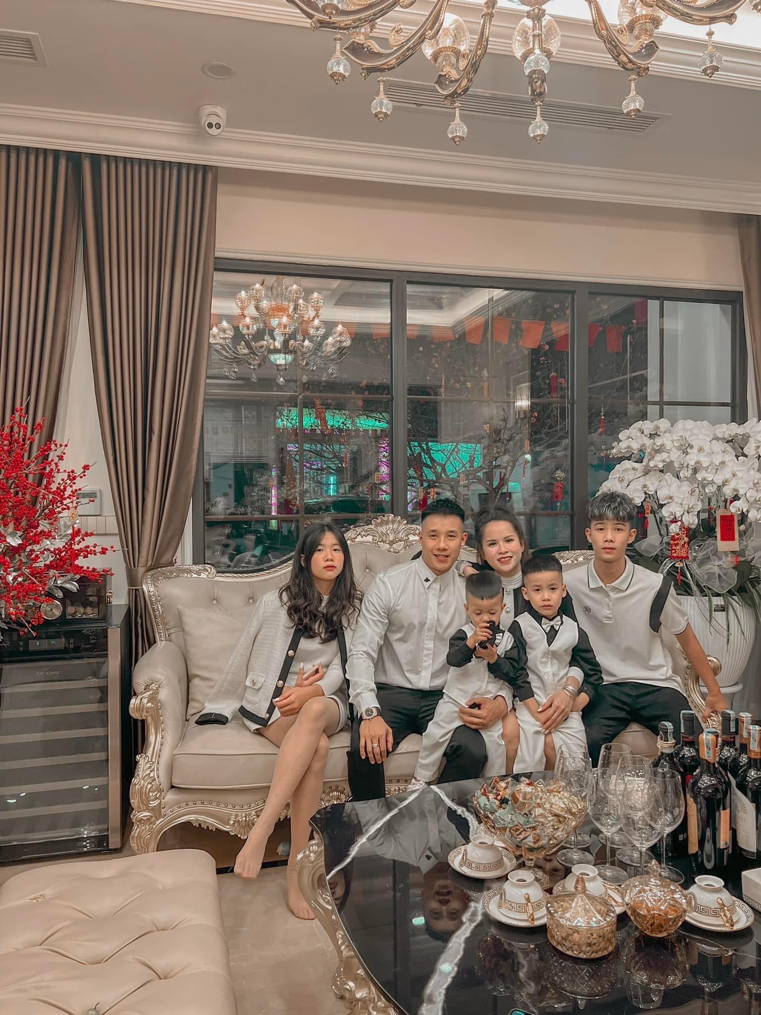 Lê Việt Anh - Ông bố trẻ 8X với 4 người con khiến nhiều người bất ngờ Lê Việt Anh - Ông bố trẻ 8X với 4 người con khiến nhiều người bất ngờ