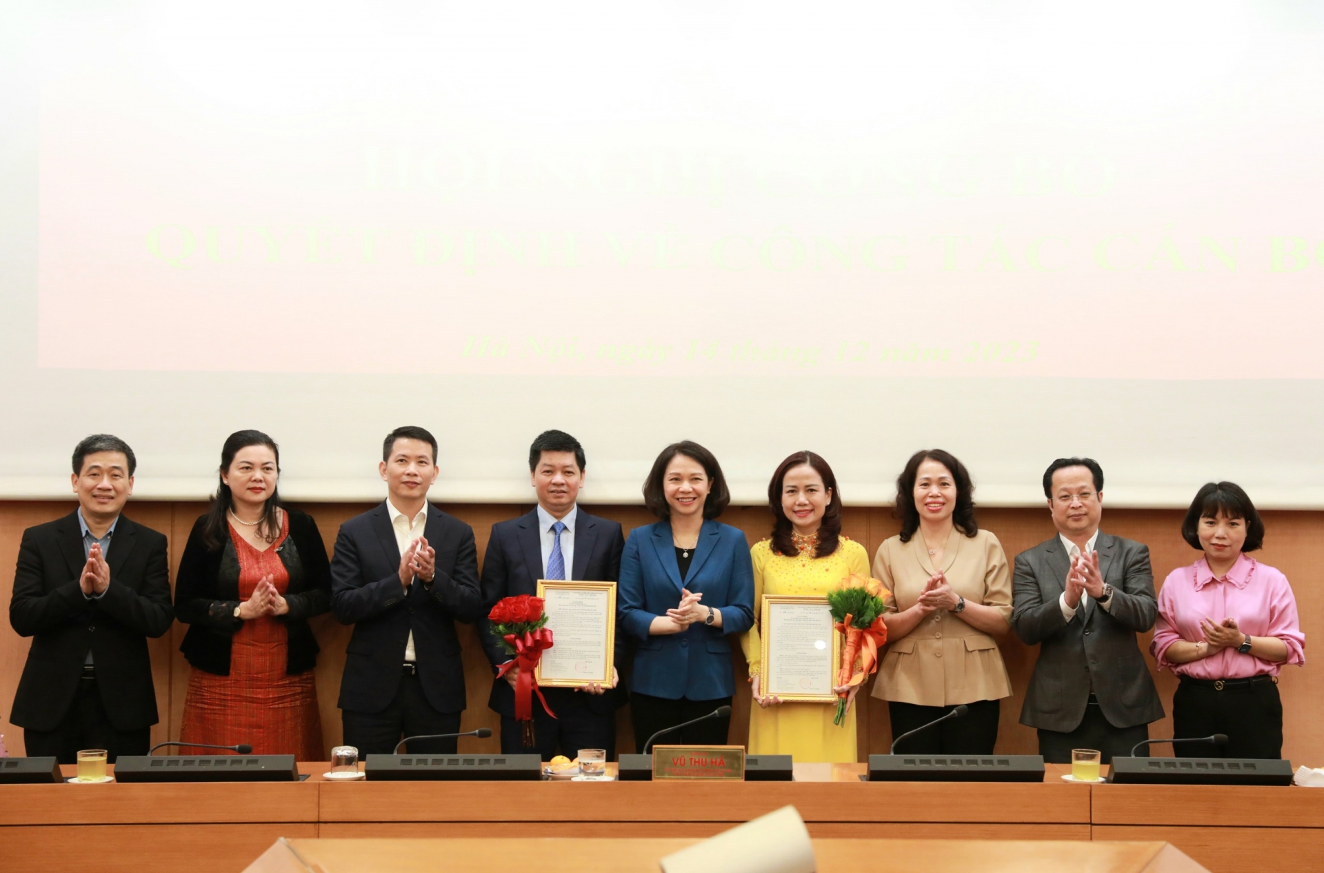 Phó Chủ tịch UBND Thành phố Vũ Thu Hà chúc mừng Sở Giáo dục và Đào tạo Hà Nội cùng hai tân Phó Giám đốc