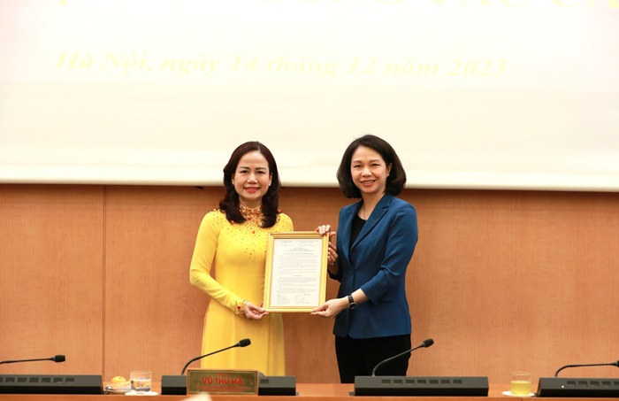Phó Chủ tịch UBND Thành phố Vũ Thu Hà trao Quyết định cho đồng chí Vương Hương Giang Phó Chủ tịch UBND Thành phố Vũ Thu Hà trao Quyết định cho đồng chí Vương Hương Giang