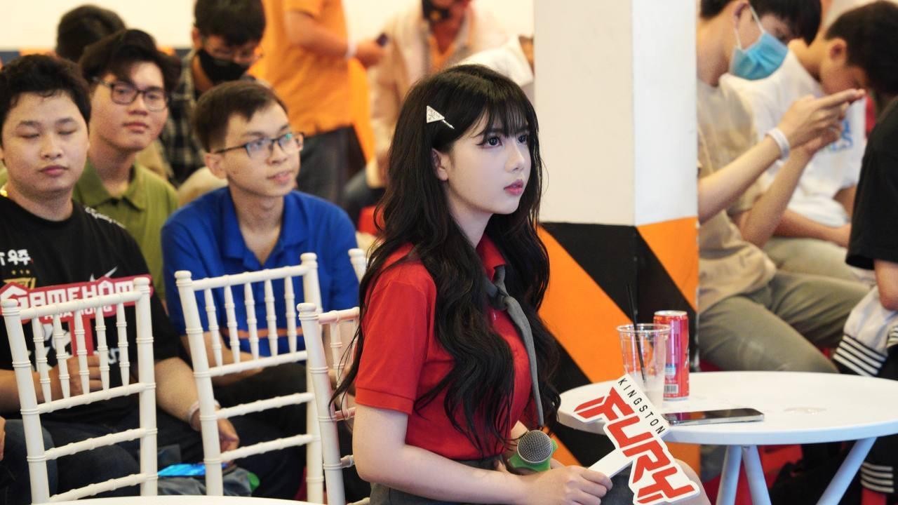 Cô nàng hot girl 10x chăm chăm chỉ tham gia các hoạt động giao lưu