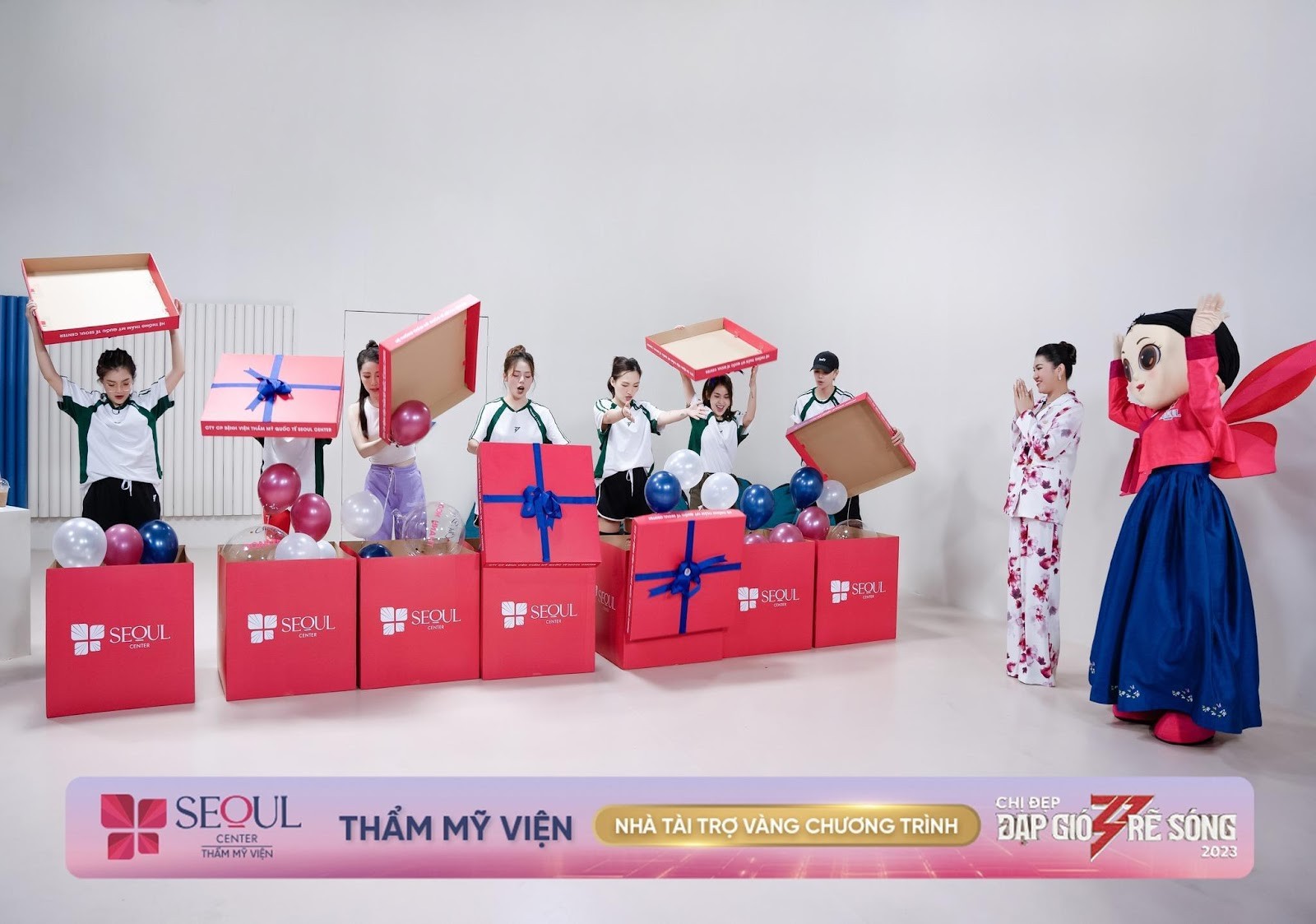 Các Chị Đẹp hào hứng khi mở quà từ Mrs. Liễu Vy xinh đẹp