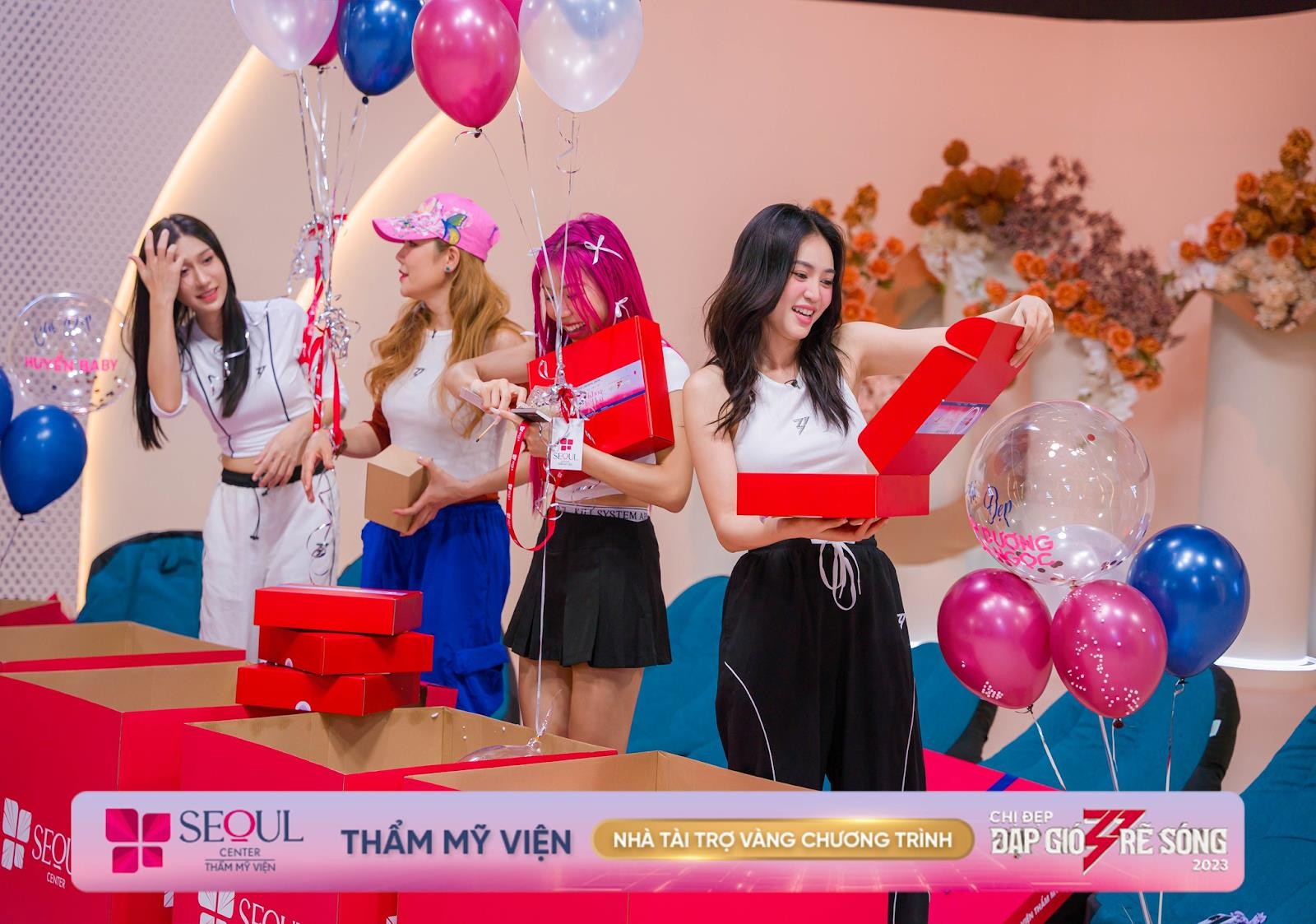 Không khí nhộn nhịp của các Chị Đẹp khi nhận món quà đặc biệt từ Mrs. Nguyễn Thị Liễu Vy – P.TGĐ Hệ thống Thẩm mỹ Quốc tế Seoul Center