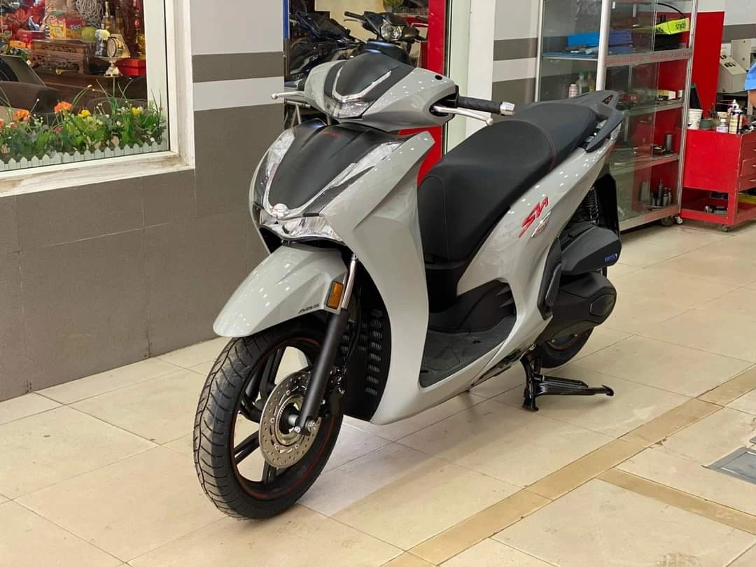 Honda SH 350i tiếp tục giảm sâu xuống dưới mức sàn trong tháng 'cô hồn'. Ảnh internet