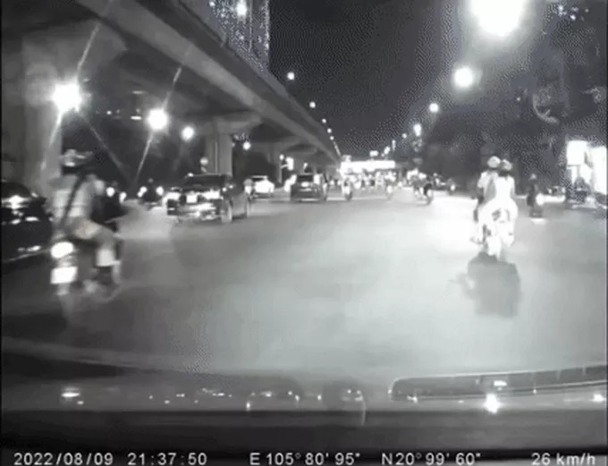 Cô gái trẻ từng điều khiển xe máy lạng lách trên đường Nguyễn Trãi.