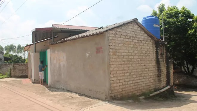 Căn nhà cấp 4 - nơi mẹ và 2 em trai của V.A đang ở. Ảnh báo Bắc Giang Căn nhà cấp 4 - nơi mẹ và 2 em trai của V.A đang ở. Ảnh báo Bắc Giang