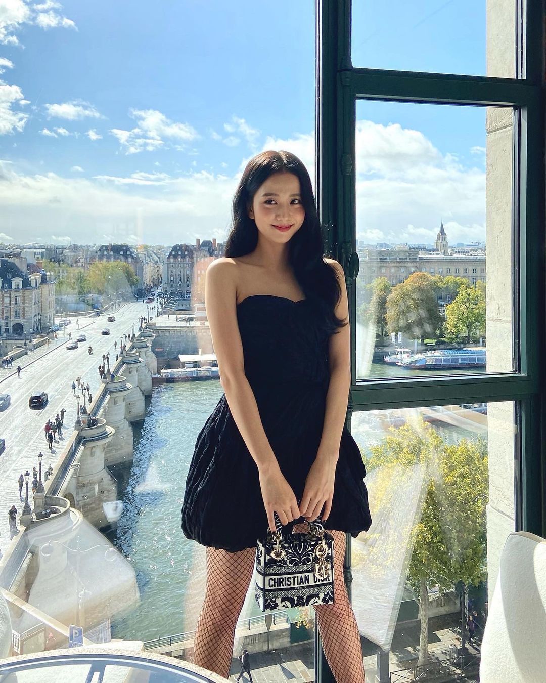 Jisoo (BlackPink) đang tham dự show Dior Paris Fashion. Ảnh IGNV