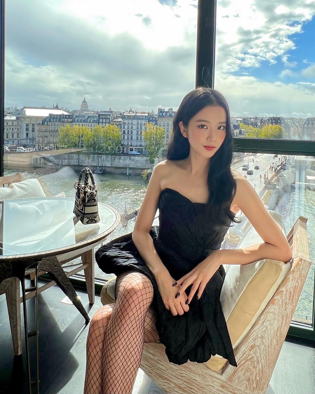 Bức hình của Jisoo bị lộ trên mạng xã hội trước khi nữ diễn viên đăng trên trang cá nhân.