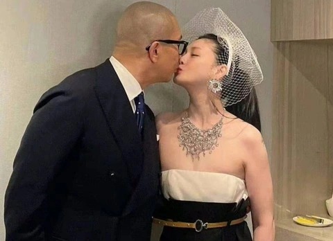 Từ Hy Viên và người chồng ngoại quốc kết hôn với nhau hồi tháng 3. Từ Hy Viên và người chồng ngoại quốc kết hôn với nhau hồi tháng 3.