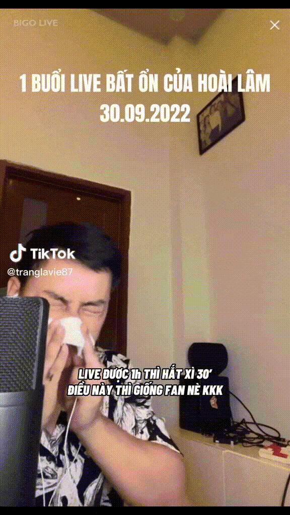 Hoài Lâm lại để lộ tình trạng bất ổn khi livestream. Ảnh cắt từ video