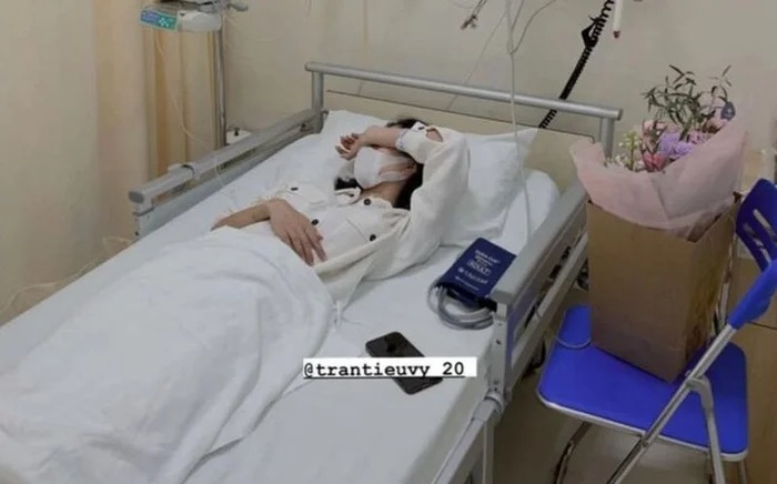 Hình ảnh Tiểu Vy nằm viện khiến nhiều người lo lắng. Ảnh FB Hình ảnh Tiểu Vy nằm viện khiến nhiều người lo lắng. Ảnh FB