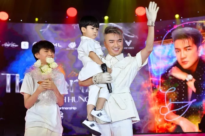 Đàm Vĩnh Hưng khoe hình ảnh con trai ruột. Ảnh FBNV Đàm Vĩnh Hưng khoe hình ảnh con trai ruột. Ảnh FBNV