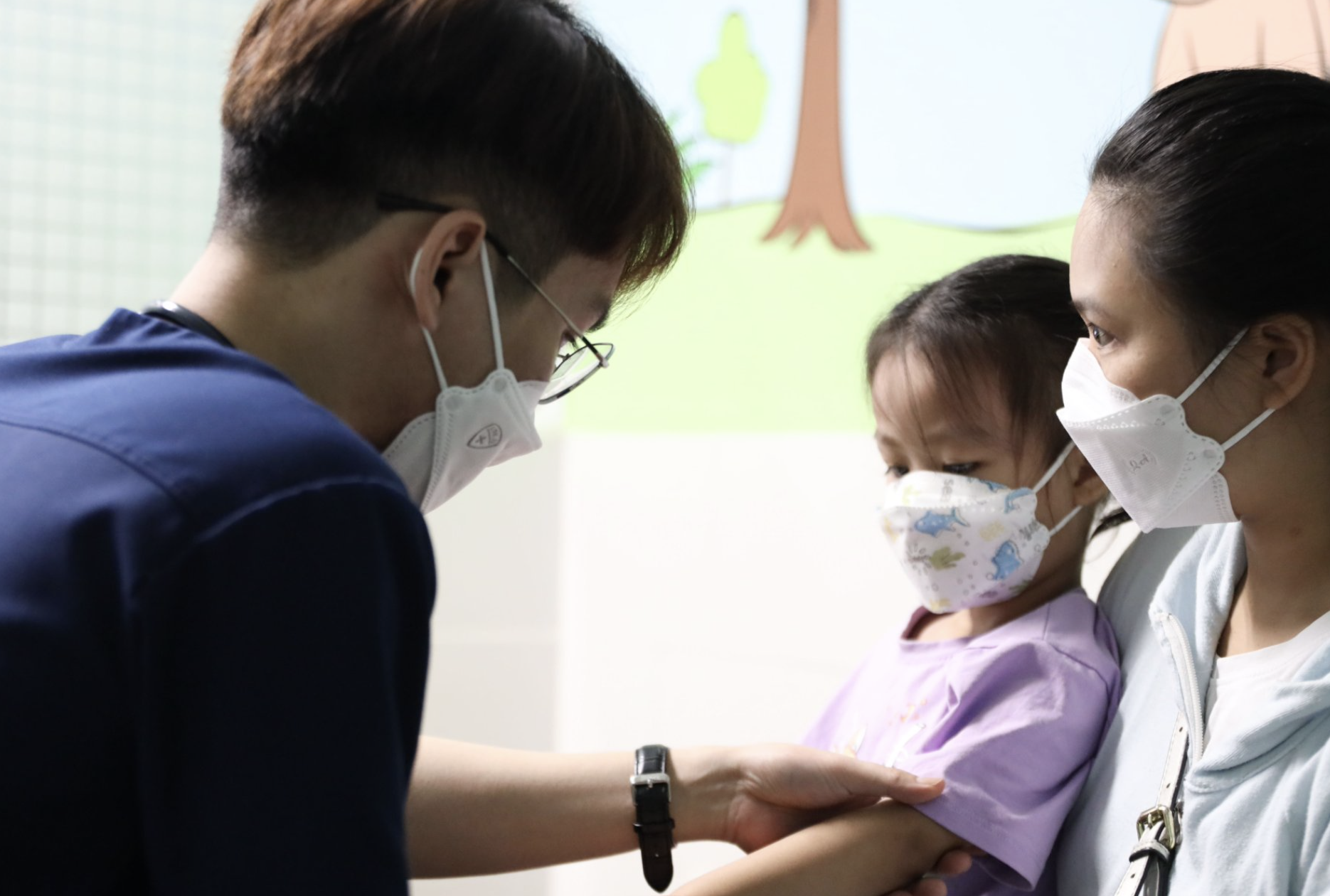 Triệu chứng điển hình của bệnh bao gồm sốt, đau đầu dữ dội, đau cơ, đau lưng, giảm năng lượng, sưng hạch và phát ban hoặc tổn thương da.