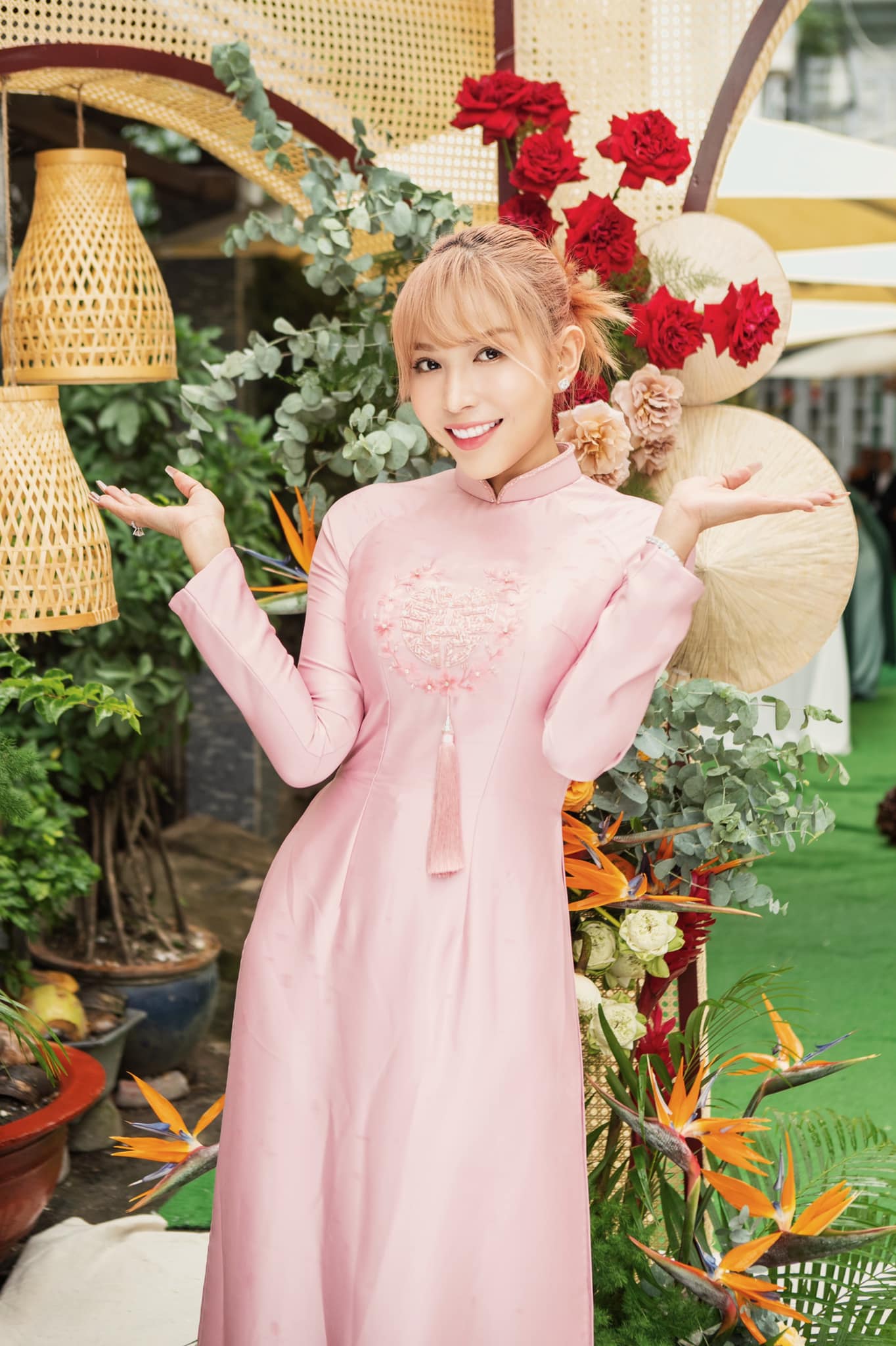 Khả Như xinh đẹp trong trang phục phù dâu. Ảnh FBNV