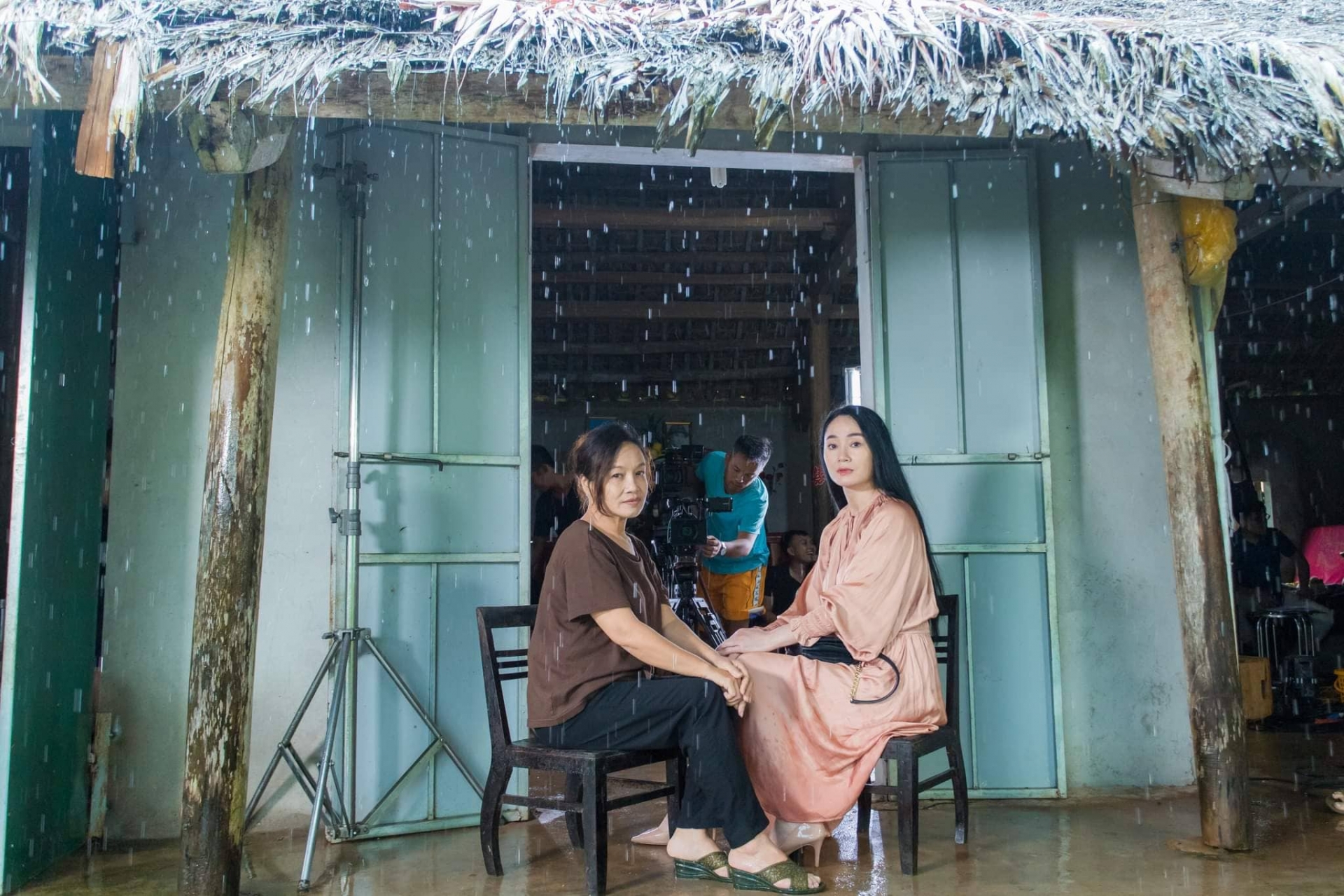 Nghệ sĩ Tú Oanh và Quách Thu Phương cùng tham gia phim.