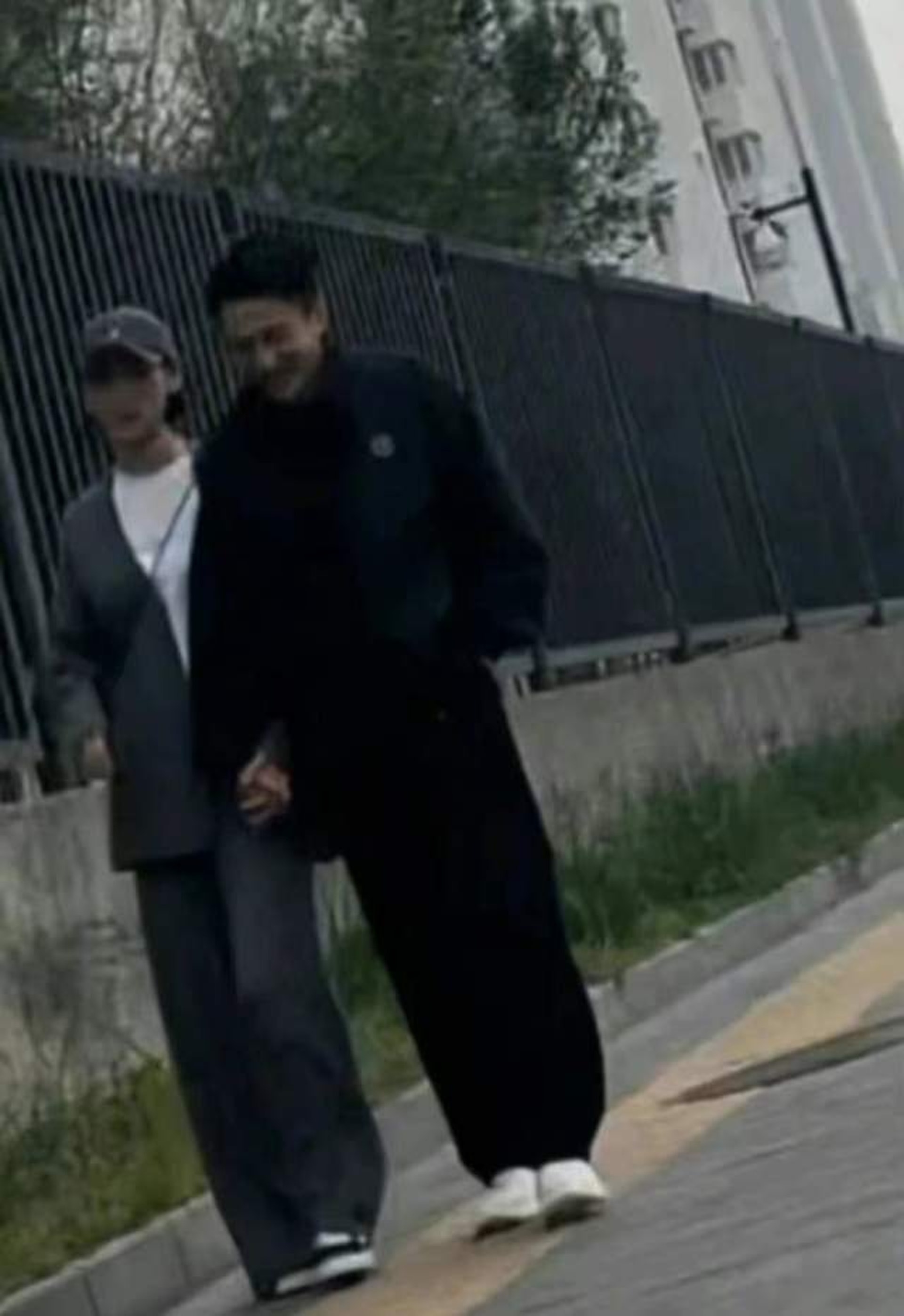 Lưu Khải Uy bị nghi hẹn hò với mỹ nhân trẻ kém Dương Mịch 6 tuổi