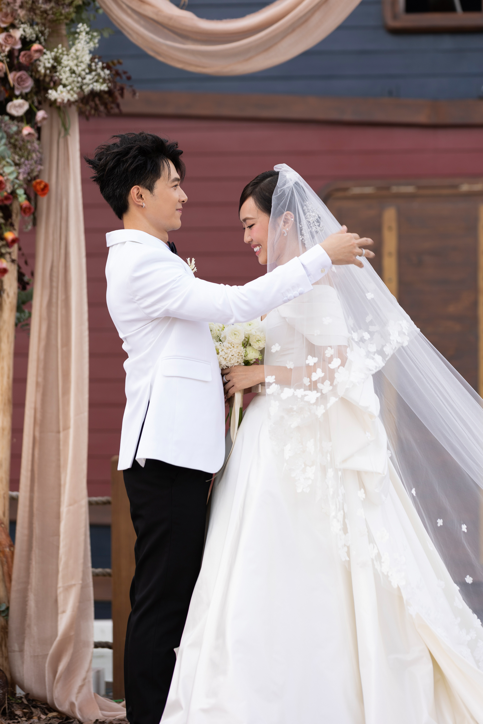 Muôn kiểu quy định lạ trong đám cưới của sao Việt - Ảnh 3