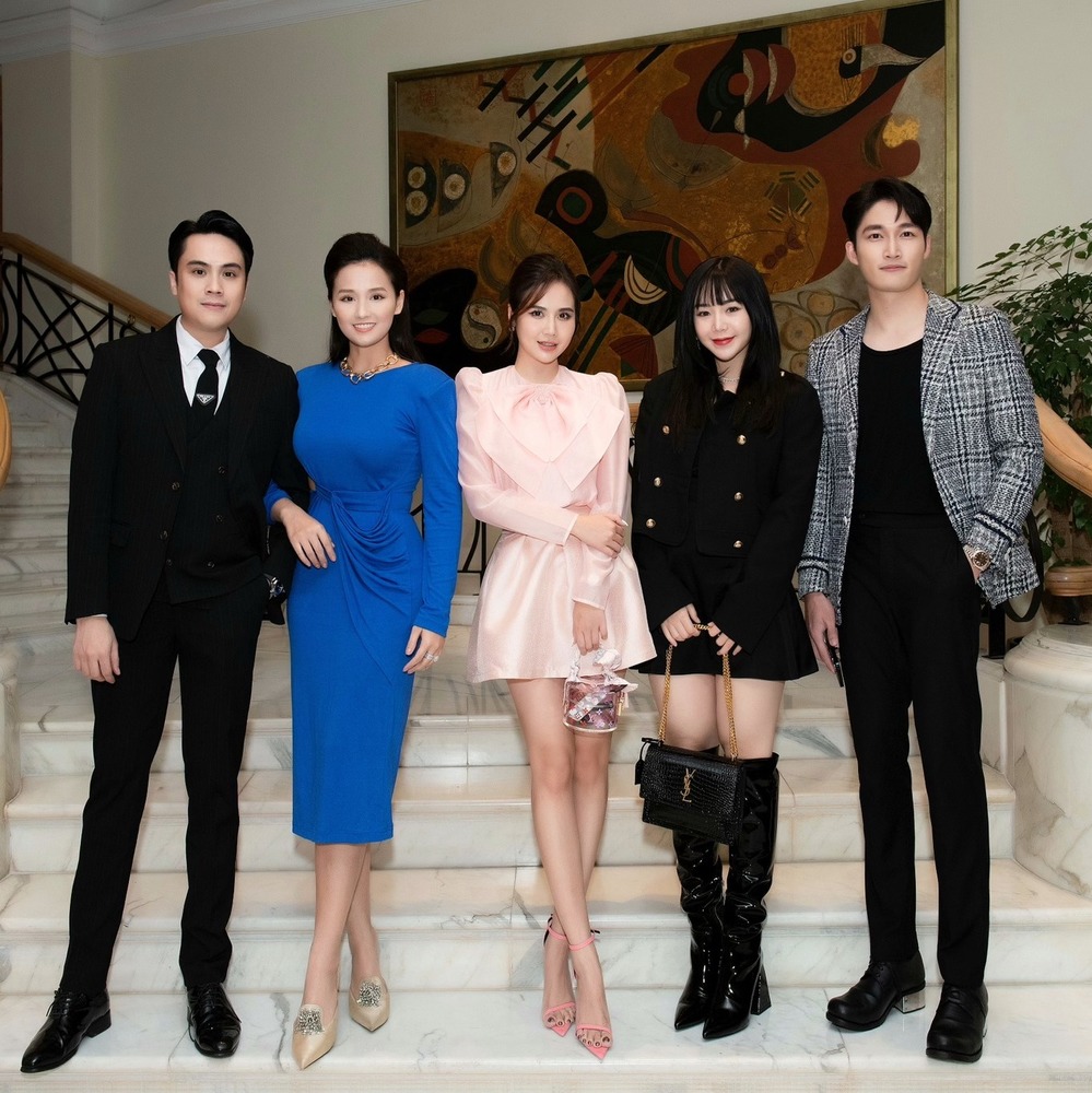 Xuất hiện cùng Đình Tú tại tiệc cưới còn có các diễn viên nổi tiếng khác như Huyền Lizzie, Lã Thanh Huyền, Quỳnh Kool,.. Ảnh FBNV