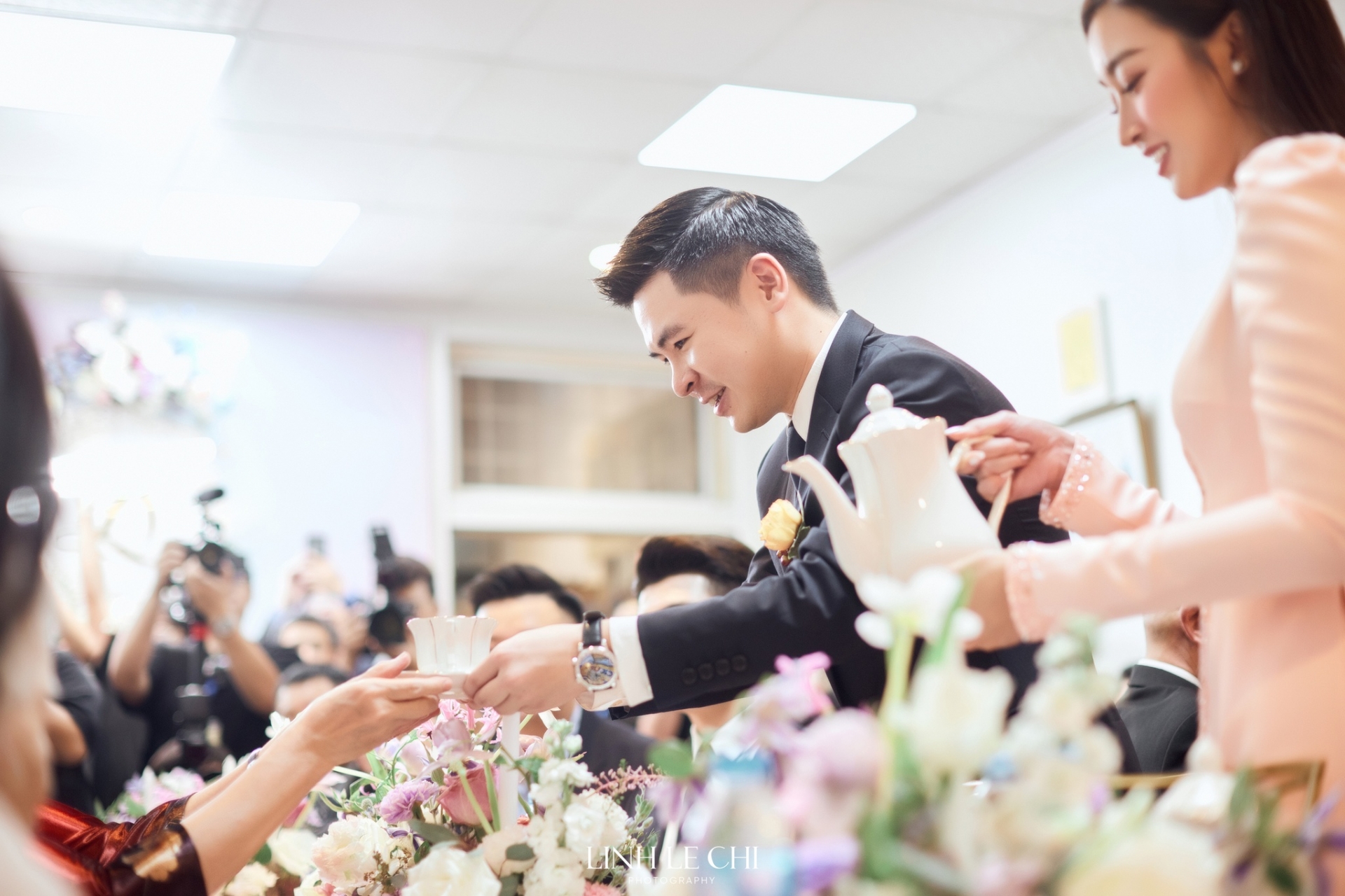 Cả hai mời trà người thân và họ hàng. Ảnh FB Linh Lê Chí