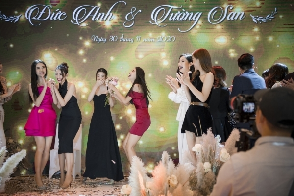 Tiểu Vy cũng từng bắt được hoa cưới ở đám cưới Á hậu Tường San... Tiểu Vy cũng từng bắt được hoa cưới ở đám cưới Á hậu Tường San...