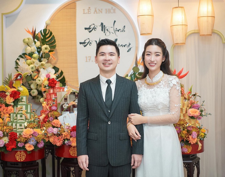 Sau khi nhận được hoa cưới từ người em thì Đỗ Mỹ Linh cũng chuẩn bị lên xe hoa về nhà chồng. Ảnh FB Sau khi nhận được hoa cưới từ người em thì Đỗ Mỹ Linh cũng chuẩn bị lên xe hoa về nhà chồng. Ảnh FB