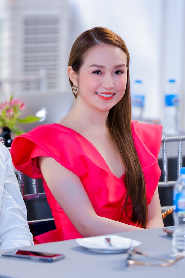 Doanh nhân Thu Hương (Hương baby) - vợ của ca sĩ Tuấn Hưng hiện làm chủ của chuỗi cửa hàng làm đẹp, ăn uống, có mỹ phẩm mang thương hiệu riêng. Doanh nhân Thu Hương (Hương baby) - vợ của ca sĩ Tuấn Hưng hiện làm chủ của chuỗi cửa hàng làm đẹp, ăn uống, có mỹ phẩm mang thương hiệu riêng.