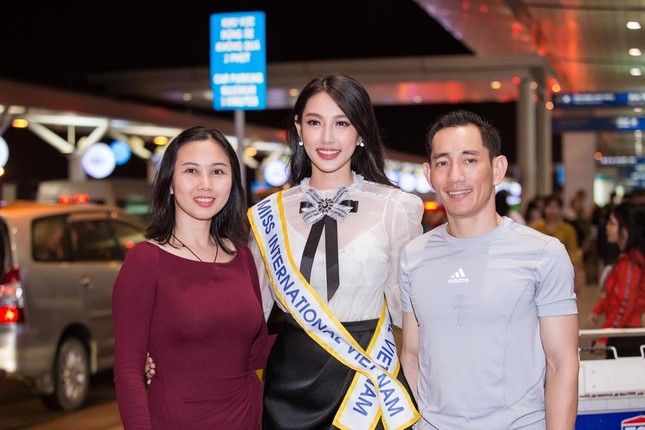 Bố mẹ Thùy Tiên tiễn con gái lên đường thi Miss International vào năm 2018. Ảnh internet